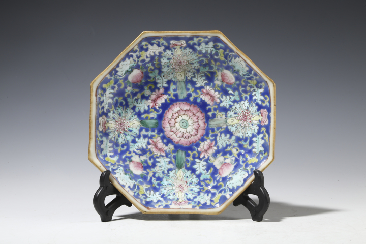 域鉴古玩】清同治·蓝地粉彩缠枝宝相花福寿纹八方贡盘鉴定结果_清