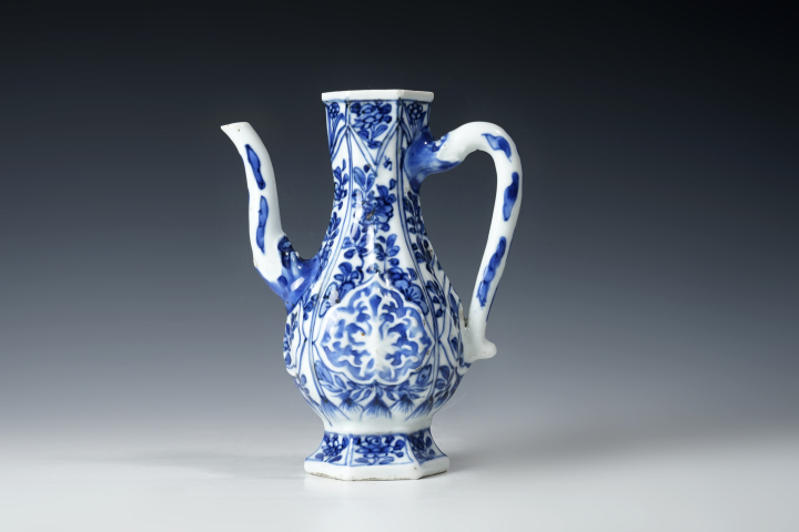 清康熙·青花花卉紋六方壺拍賣，當前價格16800元
