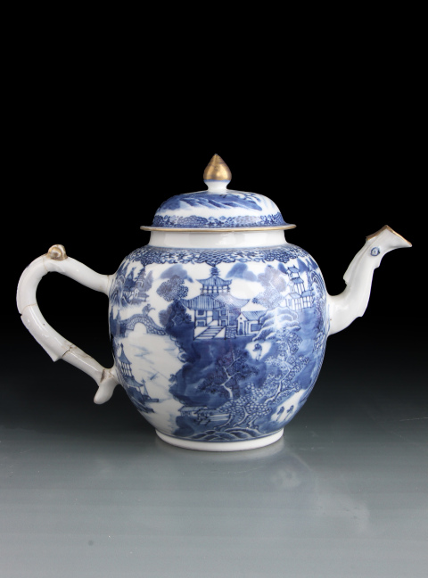 大清乾隆年製　青花龍壺 A blue and white globular 'dragon' vase (Tianqiuping), Seal
