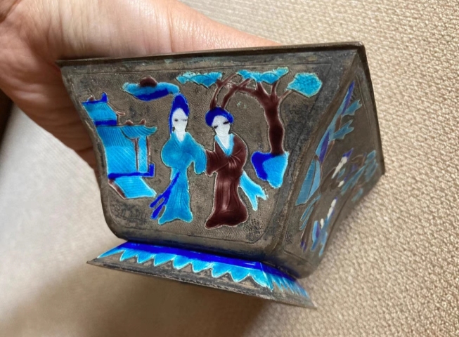 古玩陶瓷清代銅胎琺瑯彩人物故事紋方斗水仙盆拍賣,當前價格800元