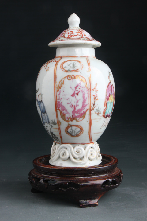 中国古美術　大清乾隆　人物画瓶 A superb and rare large blue and white 'deer' vase Seal mark
