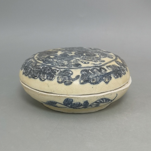 古玩陶瓷明代青花花卉紋粉盒1600拍賣，當(dāng)前價(jià)格1600元