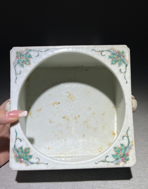 古玩陶瓷粉彩鶴鹿同春獸耳四方洗拍賣,當(dāng)前價(jià)格18600元