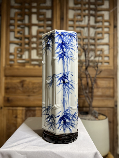 古玩陶瓷【精品放漏·罕見民國浮雕竹節(jié)六方帽筒】青花竹紋六方浮雕竹結(jié)雙圈足拍賣，當(dāng)前價格9000元