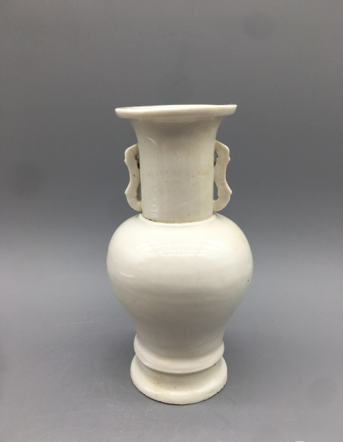 古玩陶瓷清德化窯白釉孩兒紅雙耳瓶拍賣，當前價格1200元