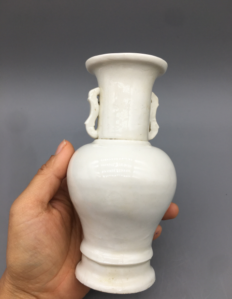 古玩陶瓷清德化窯白釉孩兒紅雙耳瓶拍賣，當前價格1200元