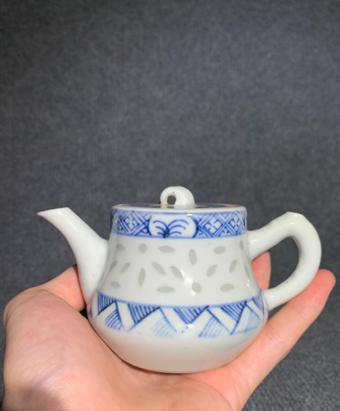 古玩陶瓷清晚期青花錦地花卉玲瓏瓷茶壺拍賣,當前價格1800元