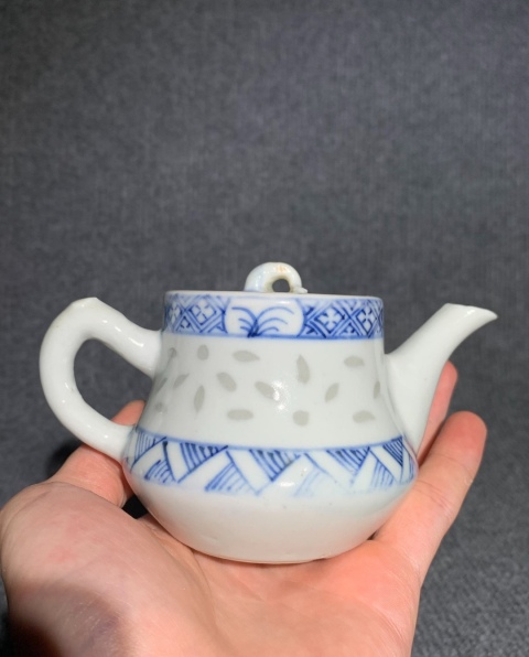 古玩陶瓷清晚期青花錦地花卉玲瓏瓷茶壺拍賣,當前價格1800元