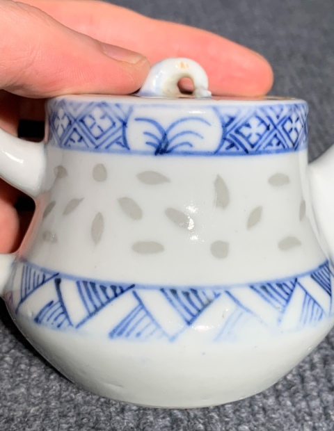 古玩陶瓷清晚期青花錦地花卉玲瓏瓷茶壺拍賣,當前價格1800元