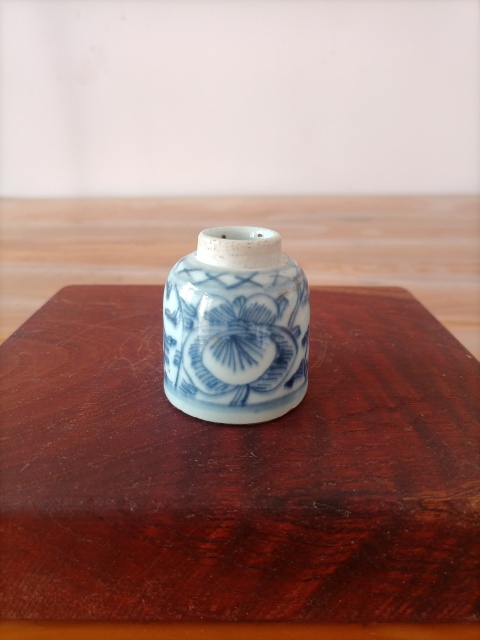 古玩陶瓷清中期.纏枝花卉紋青花水盂拍賣，當前價格699元