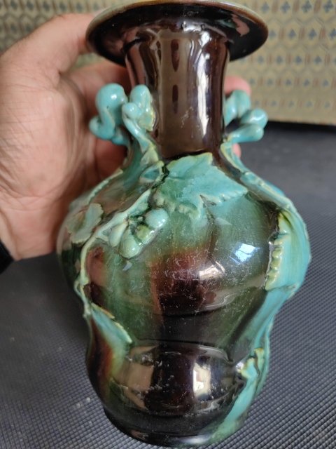 古玩陶瓷清窯變釉貼塑葡萄紋梨形尊拍賣,當前價格5600元