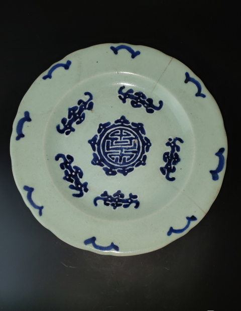 古玩陶瓷清乾隆豆青釉青花五蝠捧壽紋盤拍賣,當前價格1288元