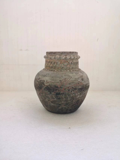 古玩陶瓷宋代灰陶刻花彩繪陶罐拍賣,當前價格980元