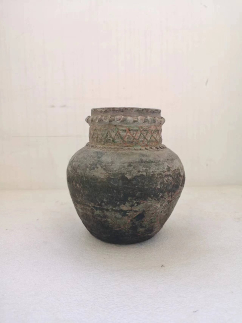古玩陶瓷宋代灰陶刻花彩繪陶罐拍賣,當前價格980元