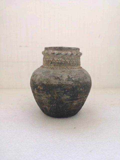 古玩陶瓷宋代灰陶刻花彩繪陶罐拍賣,當前價格980元