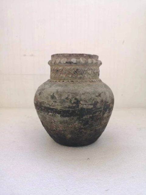 古玩陶瓷宋代灰陶刻花彩繪陶罐拍賣,當前價格980元
