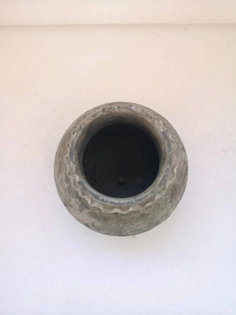 古玩陶瓷宋代灰陶刻花彩繪陶罐拍賣,當前價格980元