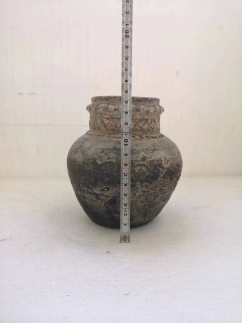 古玩陶瓷宋代灰陶刻花彩繪陶罐拍賣,當前價格980元