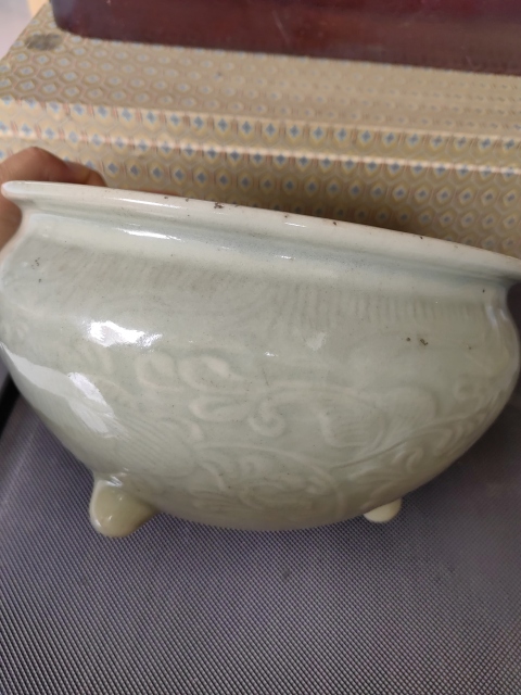 古玩陶瓷乾隆豆青釉刻花紋三足香爐拍賣,當前價格9600元