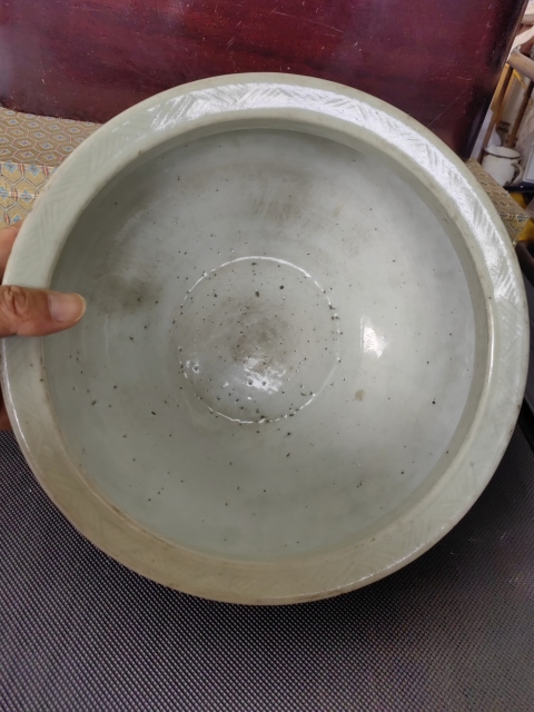 古玩陶瓷乾隆豆青釉刻花紋三足香爐拍賣,當前價格9600元