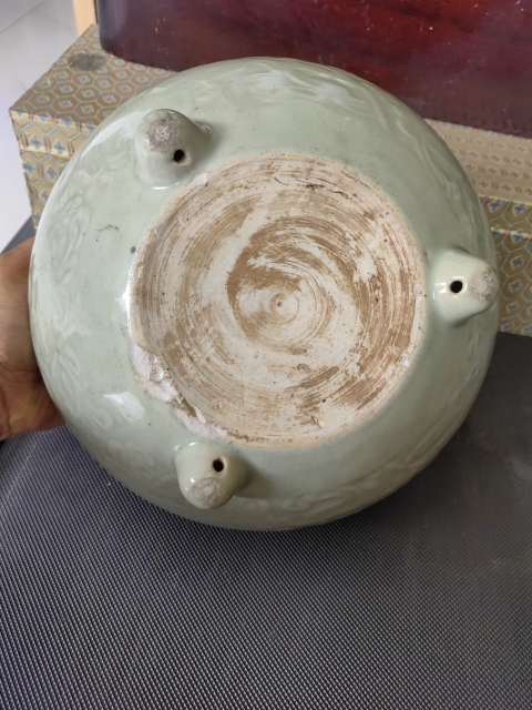 古玩陶瓷乾隆豆青釉刻花紋三足香爐拍賣,當前價格9600元
