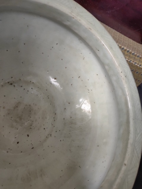 古玩陶瓷乾隆豆青釉刻花紋三足香爐拍賣,當前價格9600元