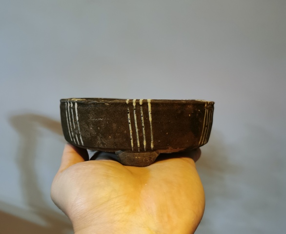 古玩陶瓷醬釉瀝粉線條紋三足洗拍賣,當(dāng)前價(jià)格4800元