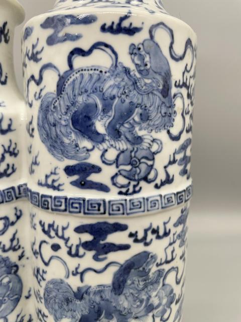 古玩陶瓷飄帶繡球獅子紋青花雙聯(lián)瓶拍賣,當(dāng)前價(jià)格68000元