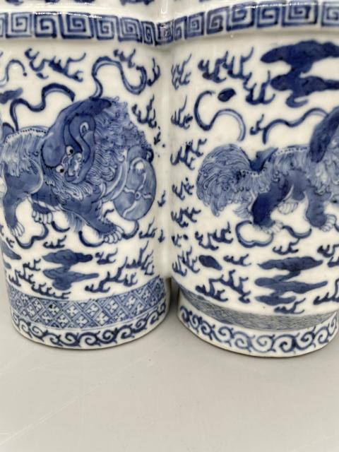 古玩陶瓷飄帶繡球獅子紋青花雙聯(lián)瓶拍賣,當(dāng)前價(jià)格68000元