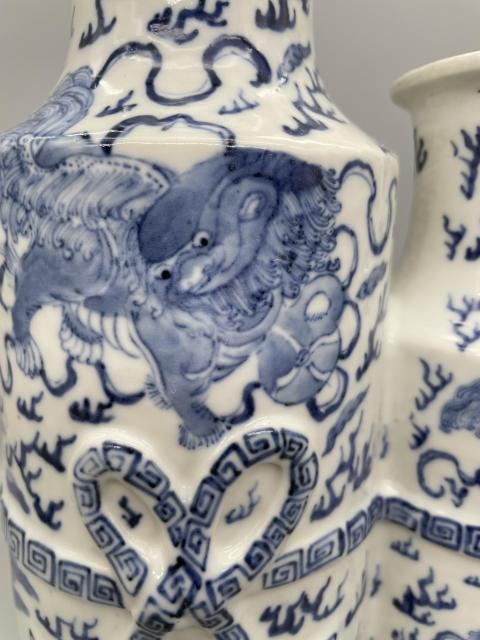 古玩陶瓷飄帶繡球獅子紋青花雙聯(lián)瓶拍賣,當(dāng)前價(jià)格68000元