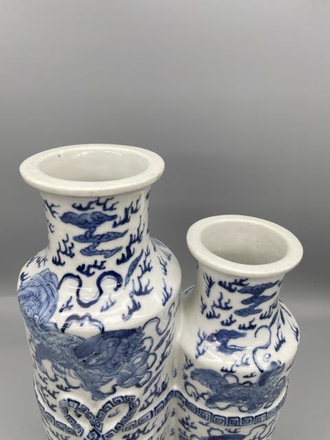 古玩陶瓷飄帶繡球獅子紋青花雙聯(lián)瓶拍賣,當(dāng)前價(jià)格68000元