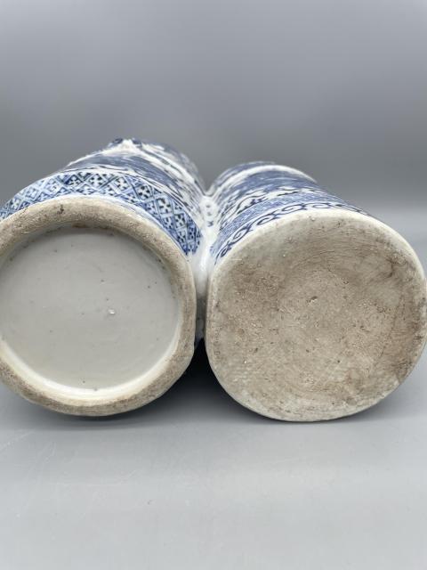 古玩陶瓷飄帶繡球獅子紋青花雙聯(lián)瓶拍賣,當(dāng)前價(jià)格68000元