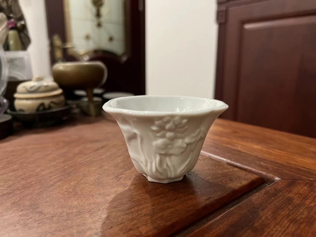 古玩陶瓷晚清民國·白釉堆塑荷花紋杯拍賣，當前價格980元