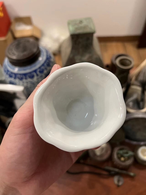 古玩陶瓷晚清民國·白釉堆塑荷花紋杯拍賣，當前價格980元
