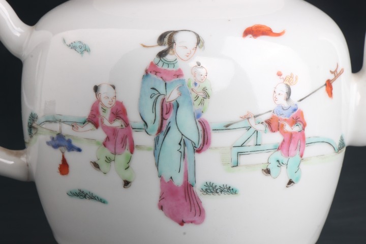 古玩陶瓷【7822】清同治  粉彩庭院美人嬰戲圖壺拍賣，當前價格5980元