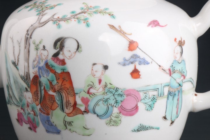 古玩陶瓷【7822】清同治  粉彩庭院美人嬰戲圖壺拍賣，當前價格5980元