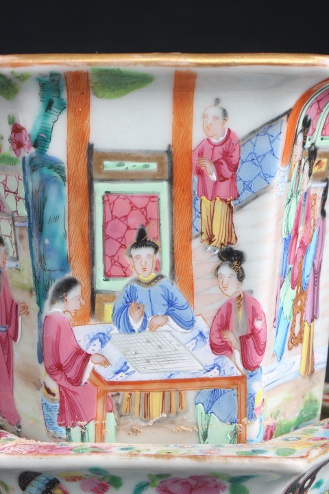 古玩陶瓷【7845】清嘉慶~道光  廣彩通景庭院人物故事圖六邊花盆拍賣，當前價格4880元