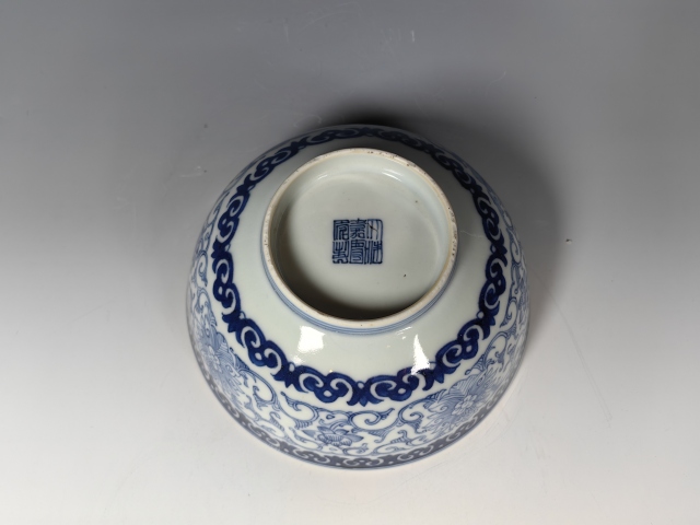 古玩陶瓷嘉慶本朝款鐵線描纏枝花卉紋青花碗真品鑒賞圖