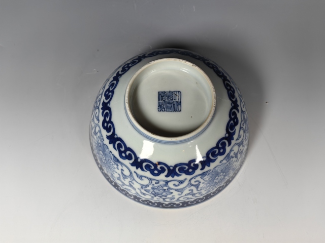 古玩陶瓷嘉慶本朝款鐵線描纏枝花卉紋青花碗真品鑒賞圖