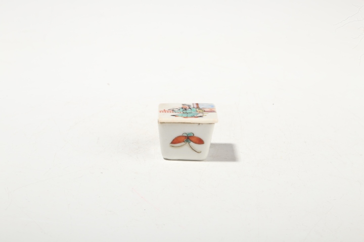 古玩陶瓷粉彩關(guān)二爺小蓋盒拍賣，當前價格1000元