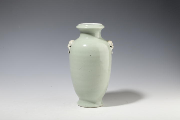 古玩陶瓷豆青釉獸耳銜環(huán)紋瓶拍賣，當前價格8888元