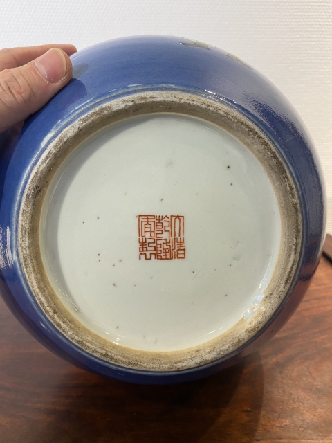 【美品】明代五彩八仙天球瓶 清乾隆斗彩暗八仙缠枝莲天球瓶- 御承拍卖