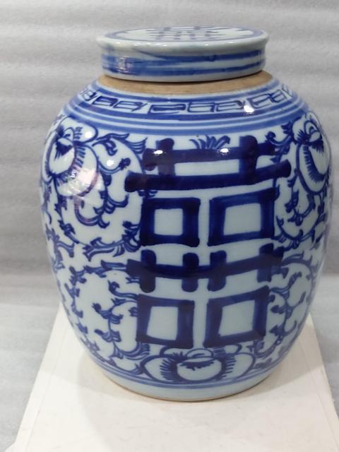 骨董品   元青花纏枝蓋缶 An extremely rare blue and white 'peony' jar, guan, Yuan