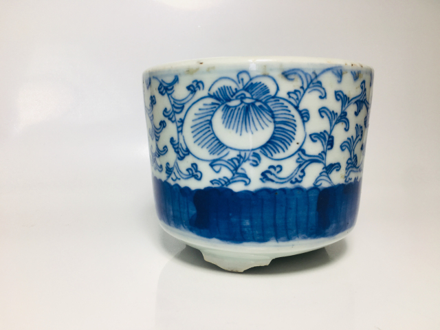 古玩陶瓷（清中晚期）青花纏枝花卉紋香爐拍賣，當前價格0元