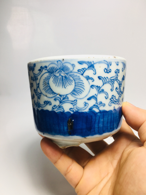 古玩陶瓷（清中晚期）青花纏枝花卉紋香爐拍賣，當前價格0元