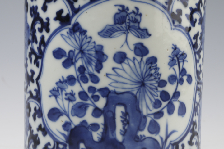 古玩陶瓷【21點(diǎn)截拍】晚清·青花開窗花蝶紋筆筒拍賣,當(dāng)前價(jià)格3280元