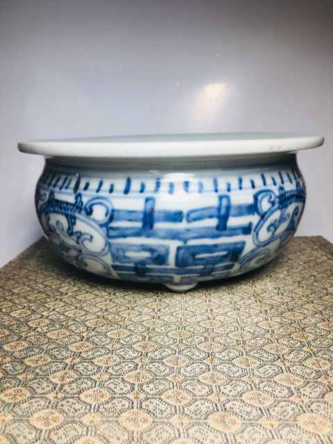 古玩陶瓷（清中期）青花纏枝囍字紋三足香爐（有很好收藏價值）拍賣，當前價格0元