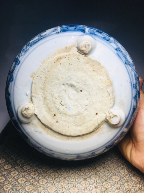 古玩陶瓷（清中期）青花纏枝囍字紋三足香爐（有很好收藏價值）拍賣，當前價格0元