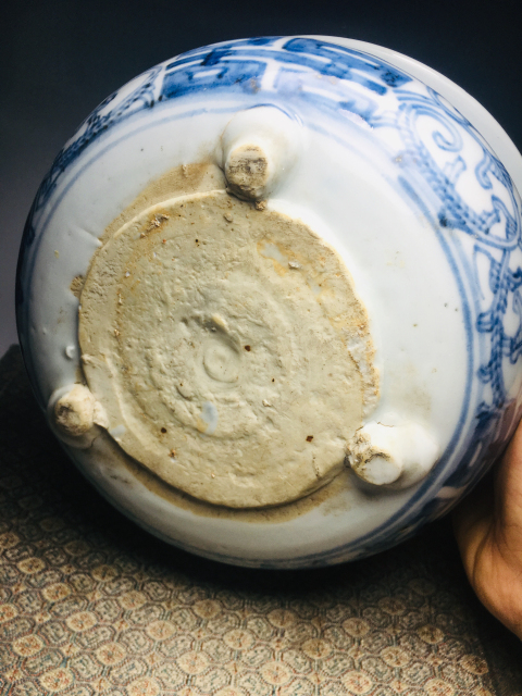 古玩陶瓷（清中期）青花纏枝囍字紋三足香爐（有很好收藏價值）拍賣，當前價格0元
