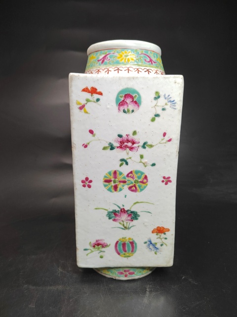 古玩陶瓷粉彩花卉琮式瓶拍賣,當前價格5999元